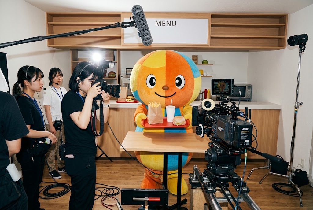 CM撮影セットで出番を待つキャラクター
